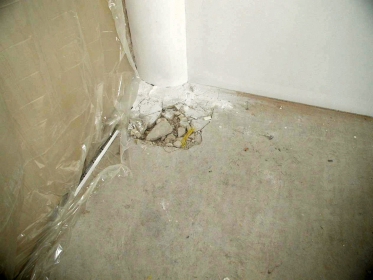 Obr. 5: Poškození anhydritové desky v rohu místnosti