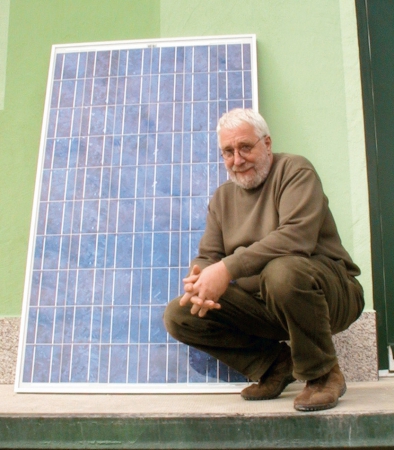 Ředitel společnosti Solar Rolf Fahle je iniciátorem více než šesti desítek občanských elektráren o celkovém výkonu téměř 2 MWp. K instalacím používá panely výhradně německých firem, které nejsou napojené na atomovou lobby.