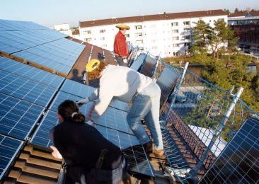 Jednou z výhod solárních elektráren instalovaných na bytových domech je i státní příspěvek do pokladny sdružení nájemníků