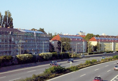 Střechy se solárními panely jsou dobře viditelné při průjezdu bavorskou metropolí