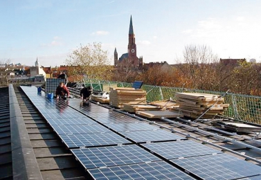 Na střeše bavorského Zemského parlamentu v Mnichově byla instalována jedna z četných občanských solárních elektráren koncem roku 2004