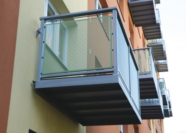 Obr. 43: Závěsné balkóny ZB Venture 02. Držitelem práv k této balkónové technologii a dodavatelem je firma Venture Brno, s. r. o.