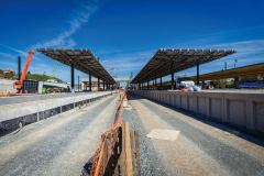 Nástupiště č. 3 a 4 a část jejich již trvalého zastřešení v oblasti mimo celkové zastřešení kolejiště budoucím terminálem (foto: Hochtief CZ)