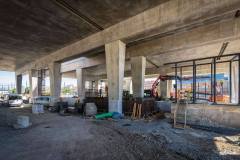 Masivní betonová konstrukce severního přemostění terminálu - v těsné blízkosti s lávkou (foto: Hochtief CZ)