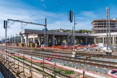 Pohled na severní přemostění od severovýchodu, tedy od centra Prahy. Vpravo je viditelný cíp Smíchov City Jih. 30 m široký severní most bude v těsné blízkosti nové lávky – propojeny budou v podstatě jen dilatací (foto: Hochtief CZ)