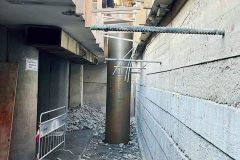 Vrtání zápor mezi budovou a kolejí (foto: Hochtief CZ)