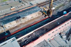 Vrtání zápor mezi budovou a kolejí (foto: Hochtief CZ)