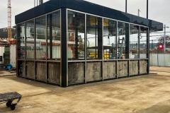 Vstup do metra má nový provizorní přístřešek nahrazující původní pevnou konstrukci – část původní nádražní budovy (baldachýnu na severní straně) byla zbourána a byl obnažen jeden ze vstupů do metra, který proto získal nové provizorní zastřešení (foto: Hochtief CZ)