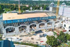 Železobetonové stěny a vodorovné H profily podepírají vodorovně kopii historického ocelového krovu. Statické schéma navrhl SGL Projekt ve spolupráci se společností První statická (foto: archiv SGL Projekt)