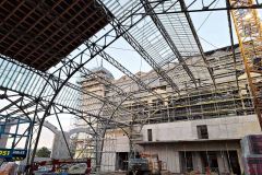 Nová ocelová konstrukce levého křídla v průběhu výstavby, u střední haly (foto: archiv SGL Projekt)