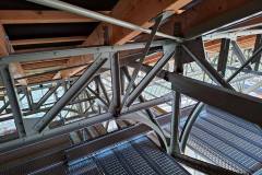 Nová ocelová konstrukce levého křídla, detail pod střechou (foto: archiv SGL Projekt)