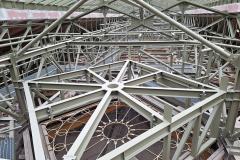 Stávající a doplněná ocelová konstrukce střechy pravého křídla (foto: archiv SGL Projekt)