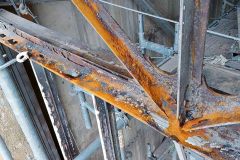 Původní ocelová konstrukce stěny střední haly poškozená korozí (foto: archiv SGL Projekt)