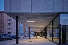 Modernizací prošel i vestibul s reflexní skleněnou fasádou a podhledy, na jejichž návrhu se podílelo studio Qarta Architektura. Vestibul nově dostal podhledy, do kterých je zapuštěno LED osvětlení (foto: BoysPlayNice)