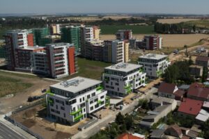 Omítky a nátěry Ceresit Ceretherm na nových pražských bytových domech