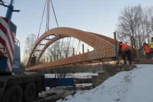 Studenou Vltavu překlenul nejdelší dřevěný obloukový most v ČR
