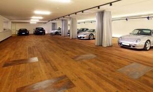 Materiály Thomsit pro dřevěnou podlahu garáže luxusních sportovních automobilů