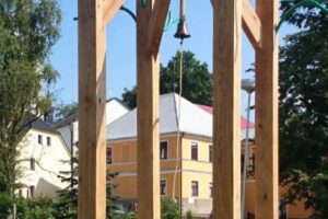 Projekt Rosteme dobrými skutky – nová zvonička Strom života ve Frymburku