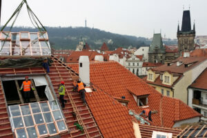 Historizující střešní okna Solara na pražské Kampě