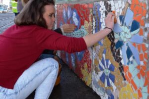 Šedivou zastávku studenti oživili mozaikami z obkladů RAKO