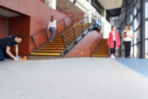 Modulární vinylové podlahy Gerflor Fasttrack pro průmyslové haly, supermarkety a nemocnice