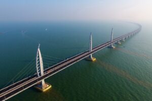 Čína otevřela most přes moře mezi Hongkongem a Macaem