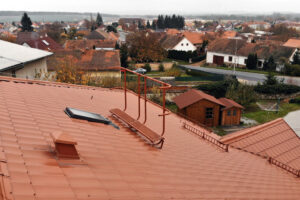 Bezpečný pohyb po střeše zajistí jedině kvalitní střešní doplňky a jejich pravidelná revize