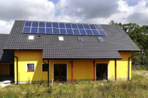 Energetický zdroj pro téměř nulové budovy. Kombinace fotovoltaického systému, tepelného čerpadla a zemního akumulátoru tepla