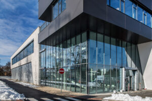 Fasáda imitující beton na nové budově SMS Elektro v Českých Budějovicích