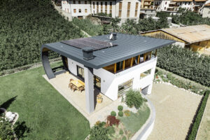 Casa Giovannini – rodinný dům s hliníkovou střechou v italské obci Flavon