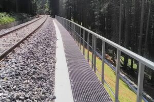 Šumavská železniční trať s kompozitními lávkami a zábradlím