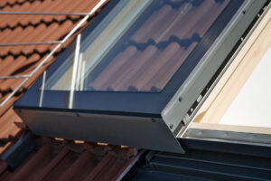 Posuvná okna pro ploché  i šikmé střechy. Prosvětlení a otevření střech s vysokým standardem designu i kvality