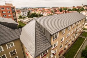 Když nová střecha promění “bytovku” v osobité bydlení