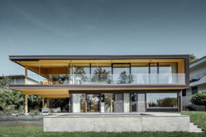 Rodinný dům v rakouském Linci: Spojení hliníku s přírodou
