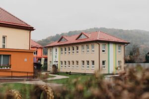 Základní škola s mateřskou školou v Bzenově využívá environmentálně šetrný způsob vytápění a ohřevu vody