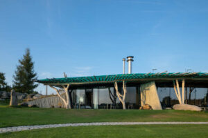 Golf klub Čertovo břemeno: Dokonalá souhra betonu, dřeva a kamene