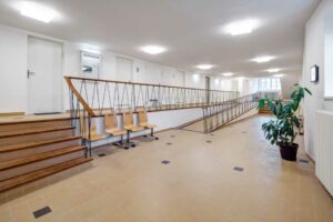 Podlaha Univerzity Karlovy z keramických dlaždic odolá pohybu i tisícovek studentů denně