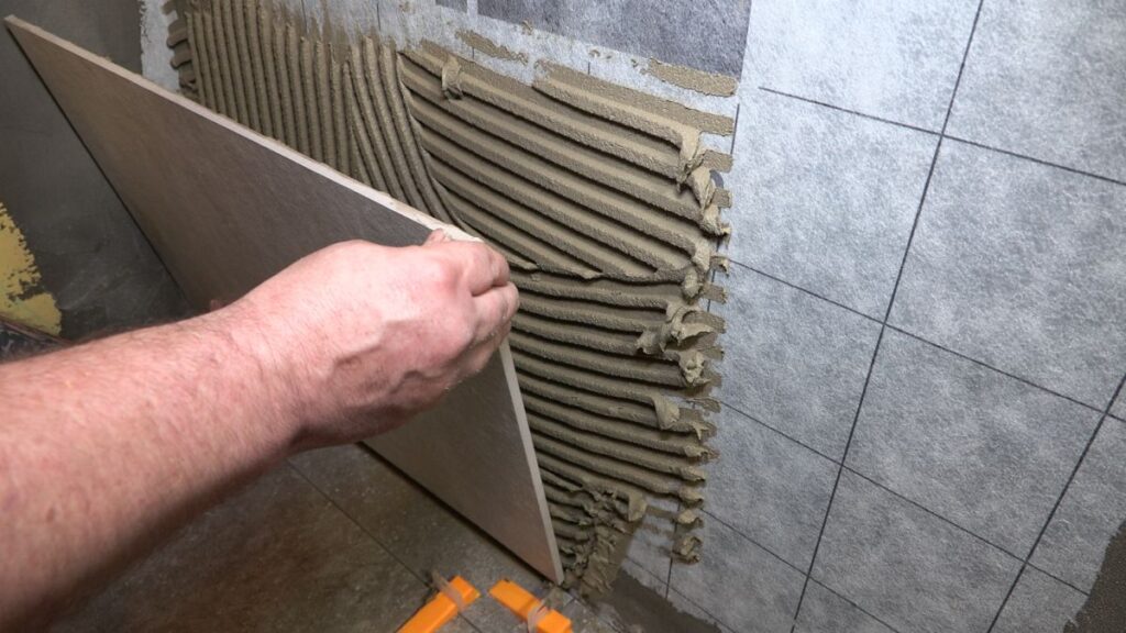 Dlažbu je nutné lepit pomocí rychletuhnoucího lepidla Baumacol FlexTop Speed, pomocí metody „Buttering-Floating“, tedy nanesením lepidla jak na podklad, tak na obkladový prvek