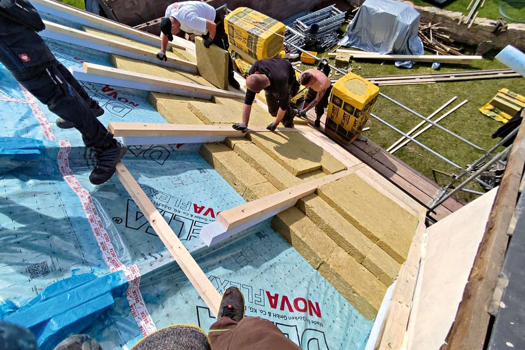 Vzduchotěsně řešená sanační parobrzda DELTANOVAFLEXX vedená přes dřevěné prvky krovu zajišťuje bezvadnou funkčnost doplněného tepelného izolantu