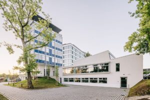 Nejhodnotnější částí původního areálu panelárny je Sociálně-administrativní centrum. Jeho podoba kombinuje podnož bývalé jídelny s výraznou střechou se světlíkem a věž administrativy se zavěšeným lehkým pláštěm.