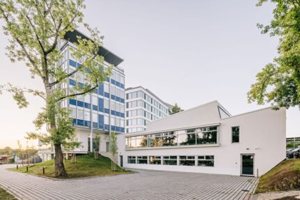 Nejhodnotnější částí původního areálu panelárny je Sociálně-administrativní centrum. Jeho podoba kombinuje podnož bývalé jídelny s výraznou střechou se světlíkem a věž administrativy se zavěšeným lehkým pláštěm.