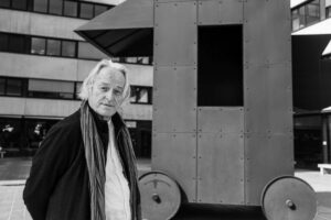 Ladislav Lábus před Fakultou architektury ČVUT v Praze, s objektem amerického architekta Johna Hejduka, foto: Štěpán Hon