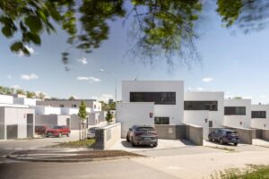 Pro soukromé bydlení bylo v rámci projektu vybudováno 57 řadových domů (zdroj: knesl kynčl architekti)