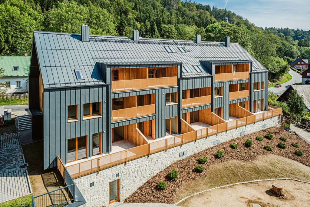 Hliníková falcovaná krytina z materiálu AluFalc®, projekt apartmány Padesátka Bedřichov. Autor projektu: Podlipný Sladký Architekti, foto: All New Development