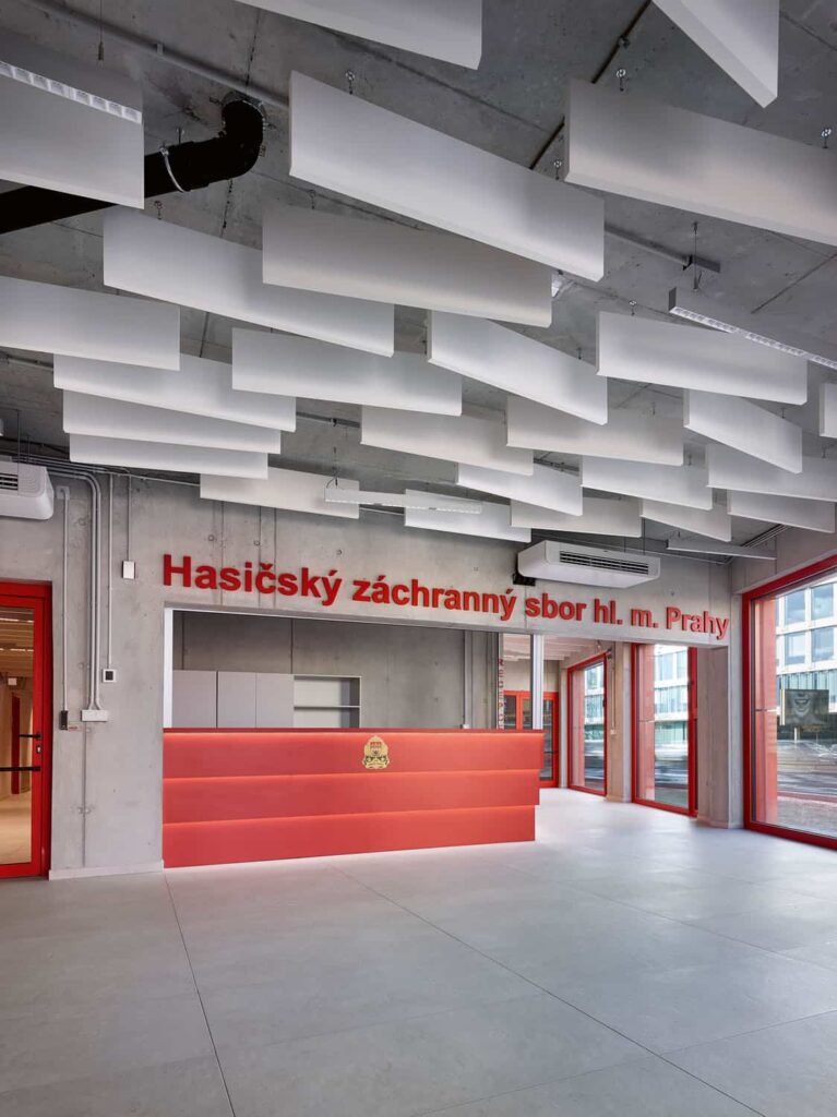 Objekt nic nezakrývá, do jeho vzhledu se propsala jedinečnost jednotlivých prostorů. Základní architektonická představa interiérů předpokládala industriální styl plně pohledových betonových konstrukcí a přiznaných inženýrských rozvodů. Dispozičním principem jednotlivých podlaží bylo oddělení zázemí a kancelářských ploch, které mají jiné světelné, akustické i provozní nároky. Schodiště a výtahy podporují vertikalitu objektu