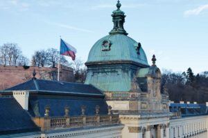 Obr. 1: Strakova akademie – střecha s hlavní kopulí před opravou