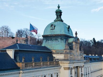 Obr. 1: Strakova akademie – střecha s hlavní kopulí před opravou