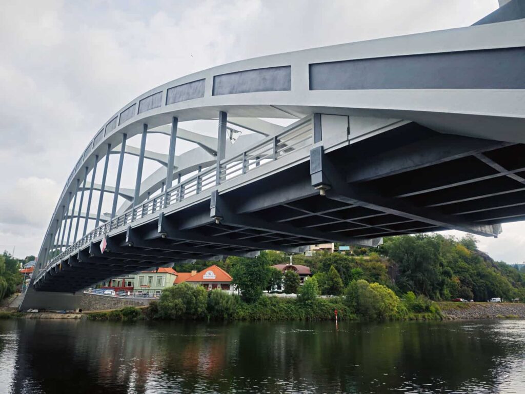 Restaurátorský průzkum odhalil původní barevnost mostu v odstínech šedé, nikoliv okrové, jak jsme ho znali z posledních dekád. Ve spolupráci se zástupci NPÚ byly obnoveny také struktury povrchů na základě testovacích vzorků, opraveny byly i dekorativní květináče a hodiny v předpolí