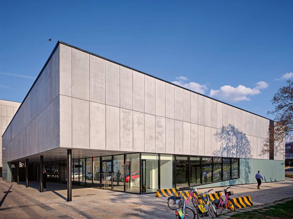 Rekonstrukce Českomoravské není izolovaným projektem, ale tvoří základ pro budoucí rozvoj lokality u O2 areny. Modernizovaný vestibul je již nyní stavebně i designově připraven na přímé napojení na soukromý developerský projekt, který vyroste v přilehlém záboru (foto: BoysPlayNice)