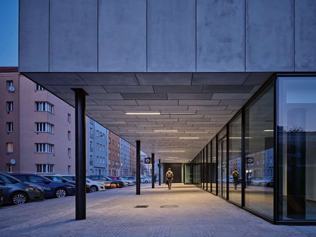 Modernizací prošel i vestibul s reflexní skleněnou fasádou a podhledy, na jejichž návrhu se podílelo studio Qarta Architektura. Vestibul nově dostal podhledy, do kterých je zapuštěno LED osvětlení (foto: BoysPlayNice)